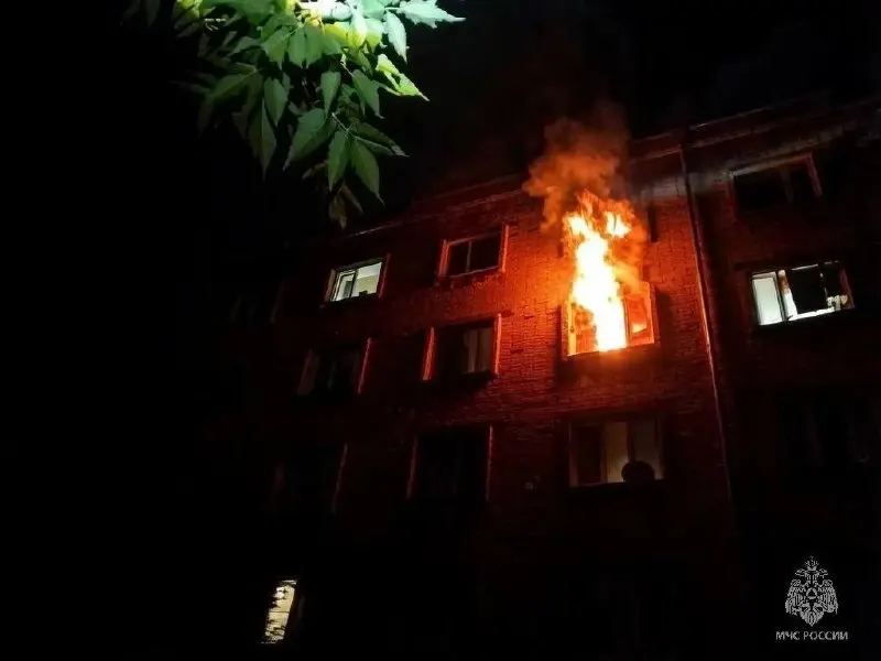 Ночью 2 июля в многоэтажном доме на Вагоностроительной улице в Новоалтайске произошёл пожар: троих жильцов вывели спасатели, ещё 37 человек эвакуировались самостоятельно, пострадавших нет.