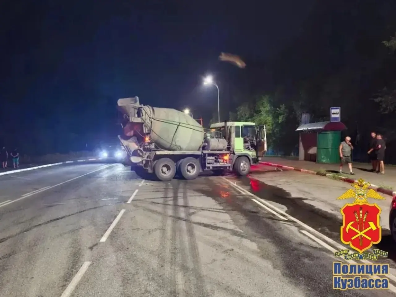 На трассе «Новосибирск — Ленинск‑Кузнецкий — Кемерово — Юрга» грузовой Hino FS столкнулся с автобусом у села Берёзово. В салоне было около 50 человек, четыре человека госпитализированы; на водителя составлен протокол.