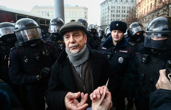 В Хорошевском суде Москвы началось заочное рассмотрение дела против 84‑летнего правозащитника. Обвинение просит 6,5 года колонии и запрет администрировать сайты на 10 лет.