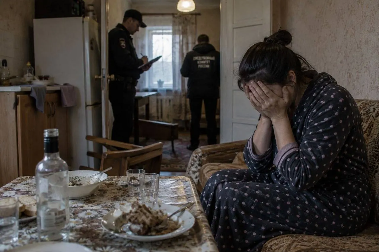 В Поспелихинском районе пьяный водитель мопеда упал, затем нанес женщине не менее трёх ударов по голове; суд приговорил его к шести годам колонии строгого режима, апелляция оставила решение без изменений.
