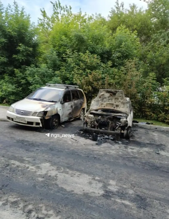 Автомобиль полностью выгорел на улице Кропоткина; огонь также повредил соседнюю машину.
