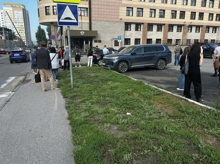Из здания суда в Барнауле вывели сотрудников и посетителей, территорию оцепили правоохранители и Росгвардия. Заседание по делу депутата АКЗС от КПРФ и её помощницы было назначено на 9:00.