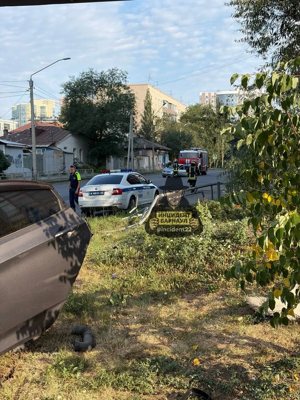 На перекрёстке Комсомольского проспекта и улицы Никитина водитель такси потерял сознание за рулём. Машина столкнулась с другим авто, пересекла встречную полосу и снесла ограждение; причинами занимается полиция и медики.