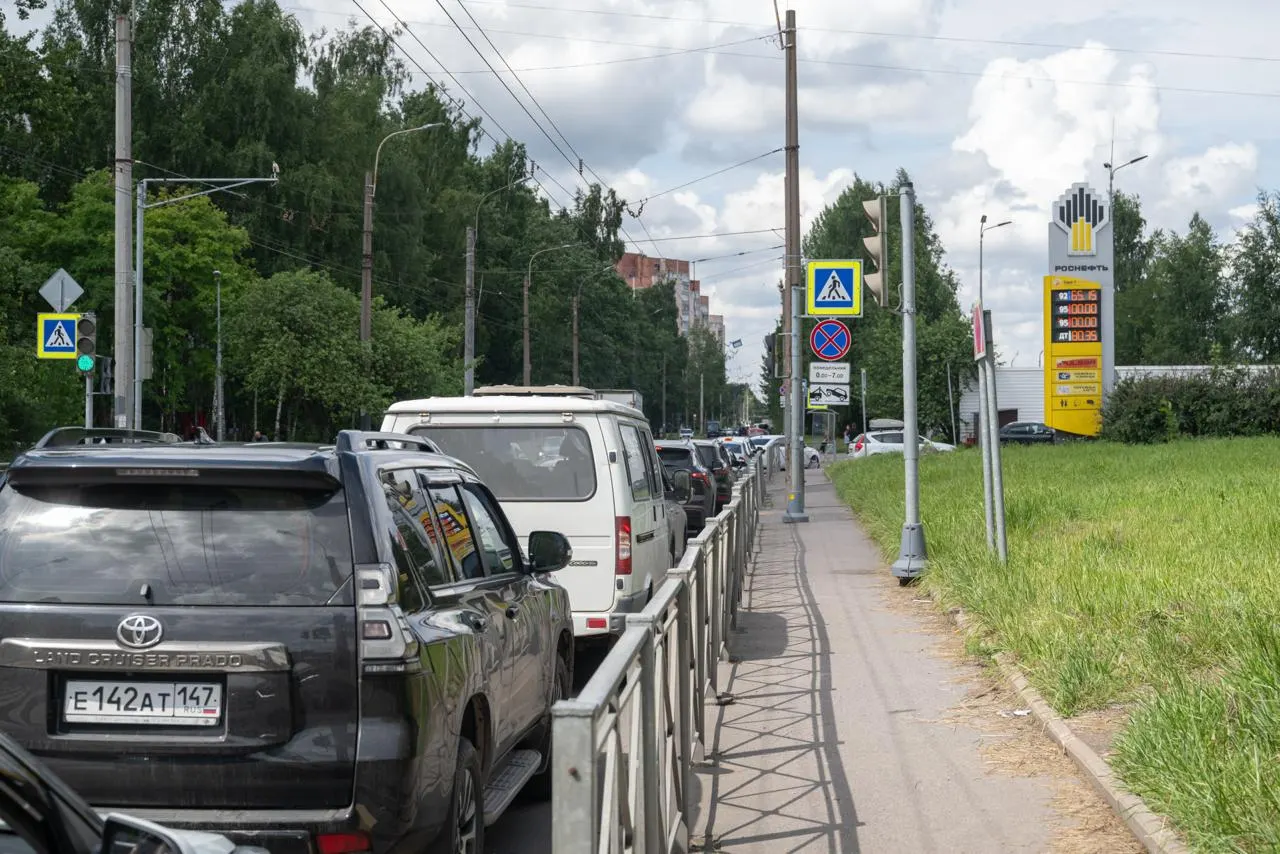 С июля в России временно снизили экологический стандарт бензина до Евро‑3, но петербургские АЗС заявляют, что им продолжают поставлять топливо Евро‑5; водителям советуют проверять сопроводительные документы на каждой колонке.