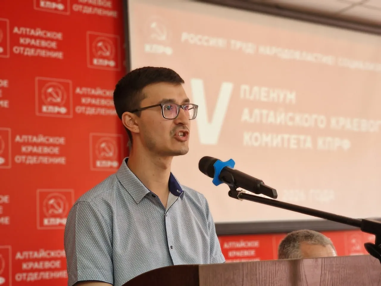 Андрею Чернобаю не согласовали выезд из региона перед партийной встречей в Москве. Ранее против ряда депутатов Алтайского края возбудили уголовные дела о мошенничестве.