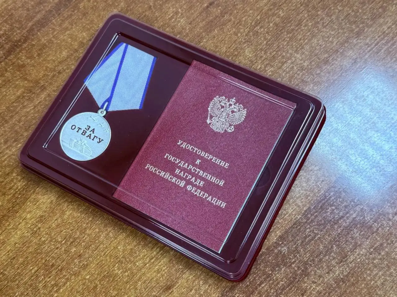 Житель Назарова (Красноярский край) арестован по подозрению в мошенничестве: следствие считает, что он убедил пятерых мужчин подписать контракты для службы в зоне СВО, после чего снял с их карт свыше 16 млн рублей и потратил часть средств на покупку квартиры.