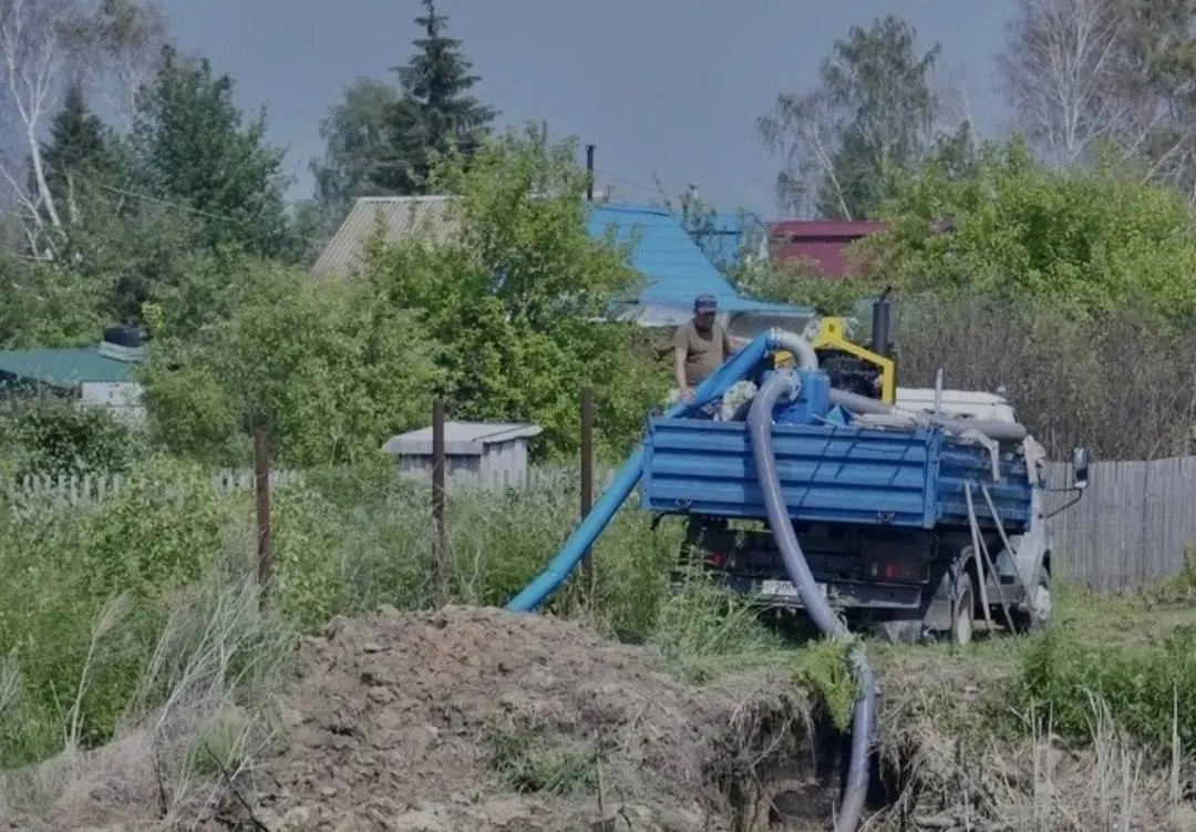 В дачном массиве снизилось число подтопленных участков: власти связывают улучшение с работами по понижению уровня воды и направляют технику в пострадавшие СНТ.