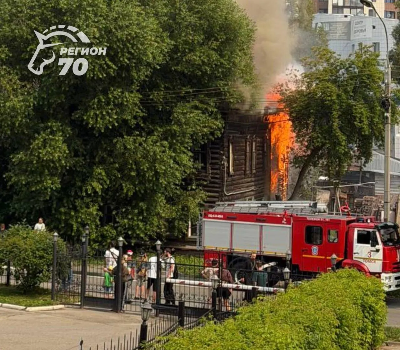 Пожар охватил крышу двухэтажного здания в историческом районе Мухин бугор — площадь возгорания составила около 130 кв. м. Никто не пострадал, на тушении работали более 20 спасателей.