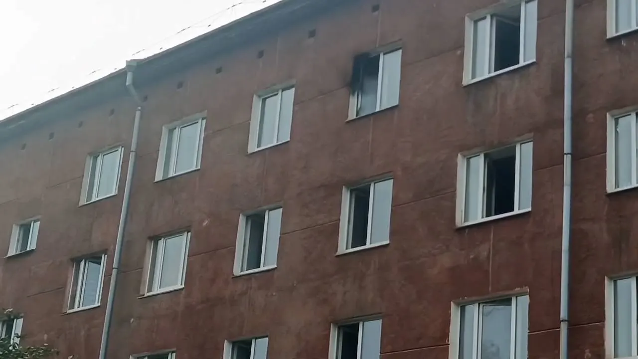 В общежитии Иркутского государственного университета на улице Улан‑Баторской произошёл пожар — загорелась комната на пятом этаже, людей эвакуировали, пострадавших нет.