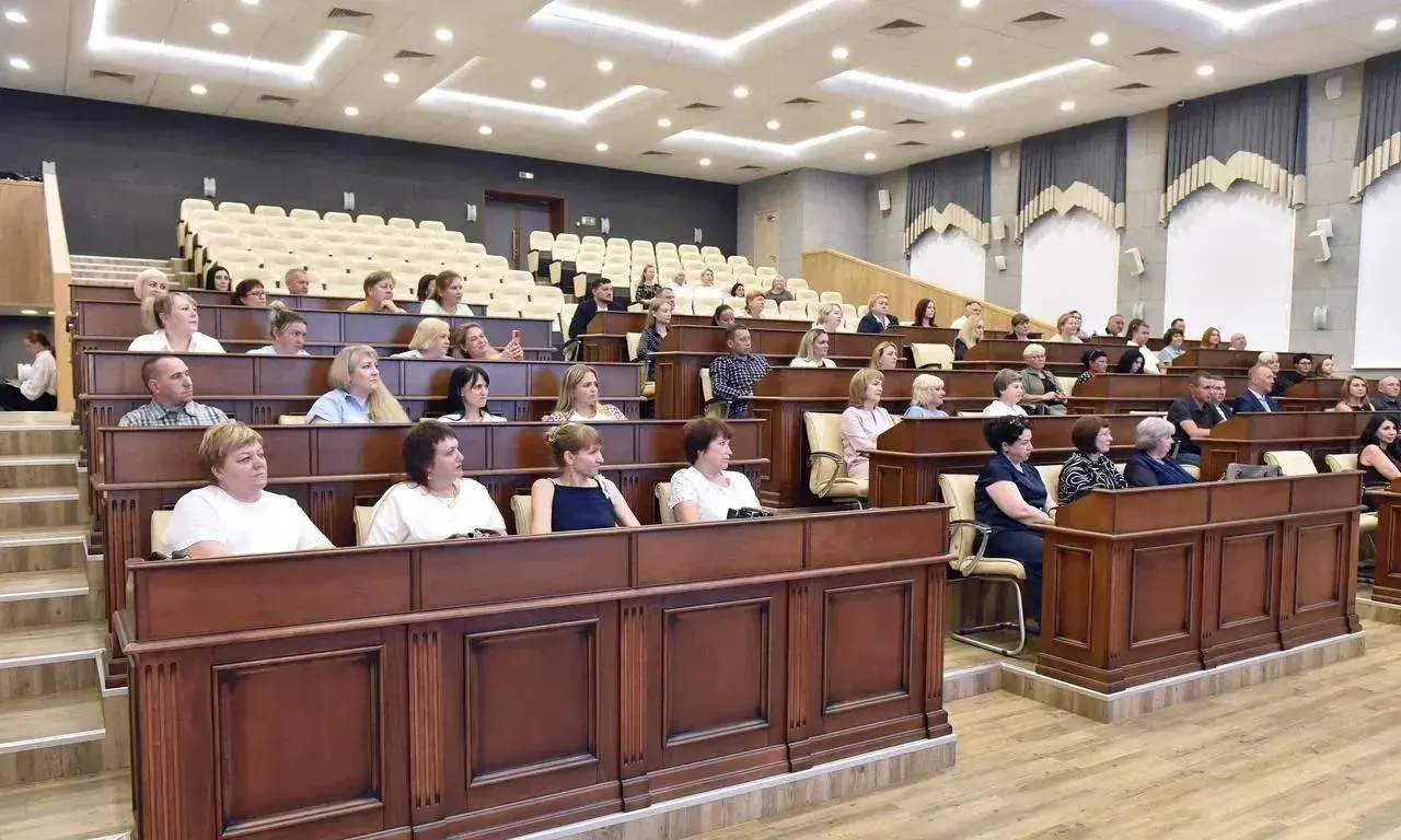 В администрации Барнаула в преддверии Дня работника торговли России 63 сотрудника отрасли получили краевые и городские награды за профессионализм и вклад в развитие потребительского рынка.