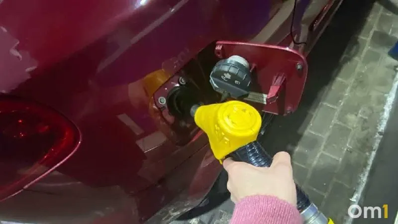 В Омске в соцсетях появились объявления о продаже бензина с доставкой: по прайсу цены от 98–125 ₽/л, но в объявлениях не указаны данные о продавце, происхождении топлива и необходимых разрешениях.