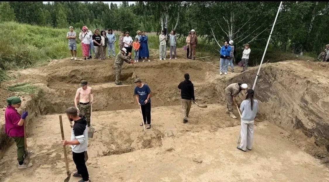 В Саргатском районе при раскопках стоянки «Черноозёрье II» археологи нашли древний костяной крючок и другие артефакты эпохи финального палеолита.