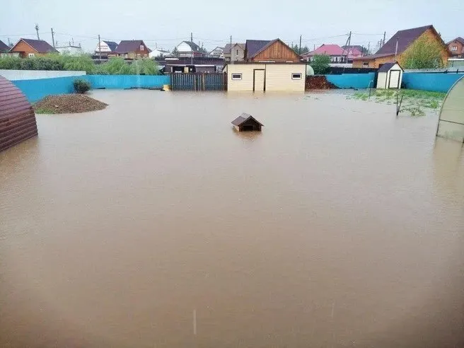 После дождей вода с трассы и прилегающих территорий стекает на улицы 2‑я Гранитная и Титовская; жители жалуются, что с 2022 года обращения в администрации и прокуратуре не решили проблему.