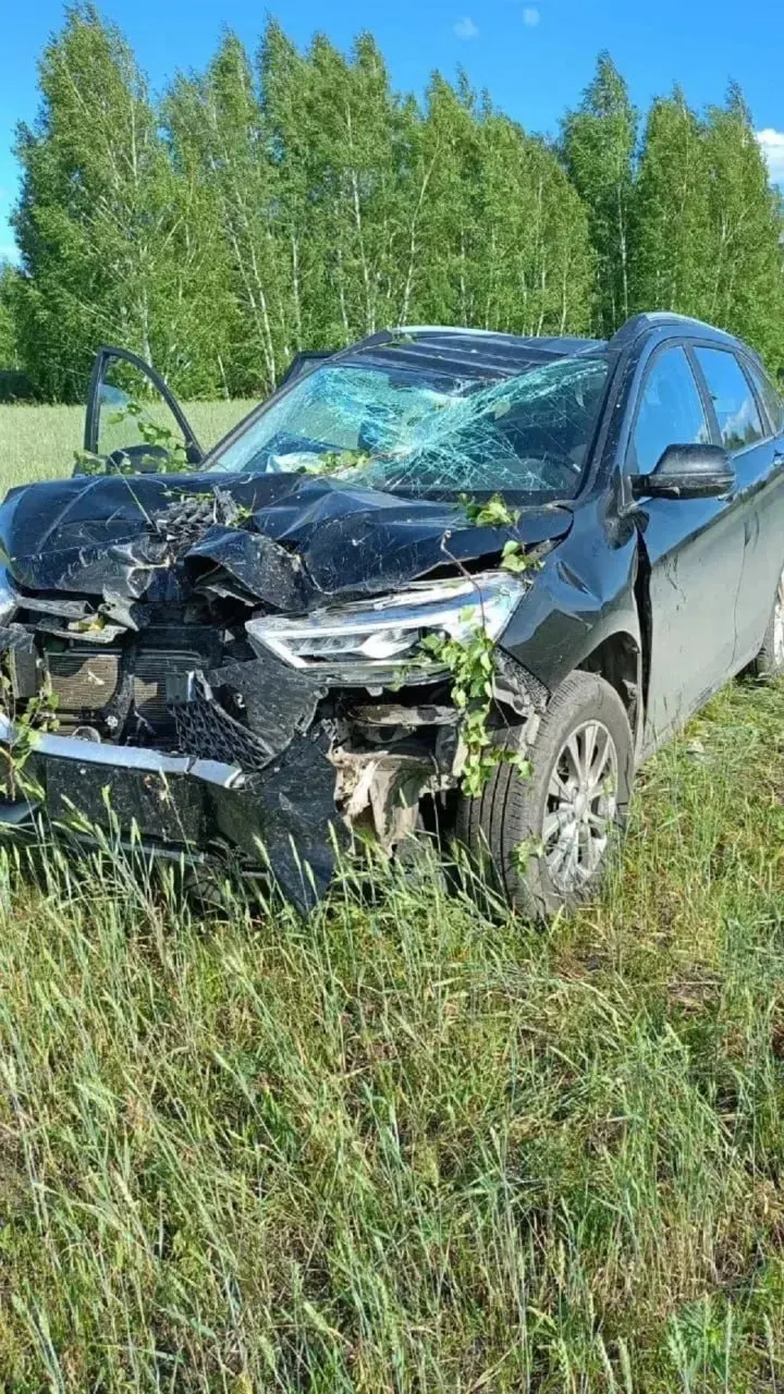 На 36-м километре дороги Haval M6 съехал в кювет: 36-летняя водительница погибла, мужчина доставлен в больницу.