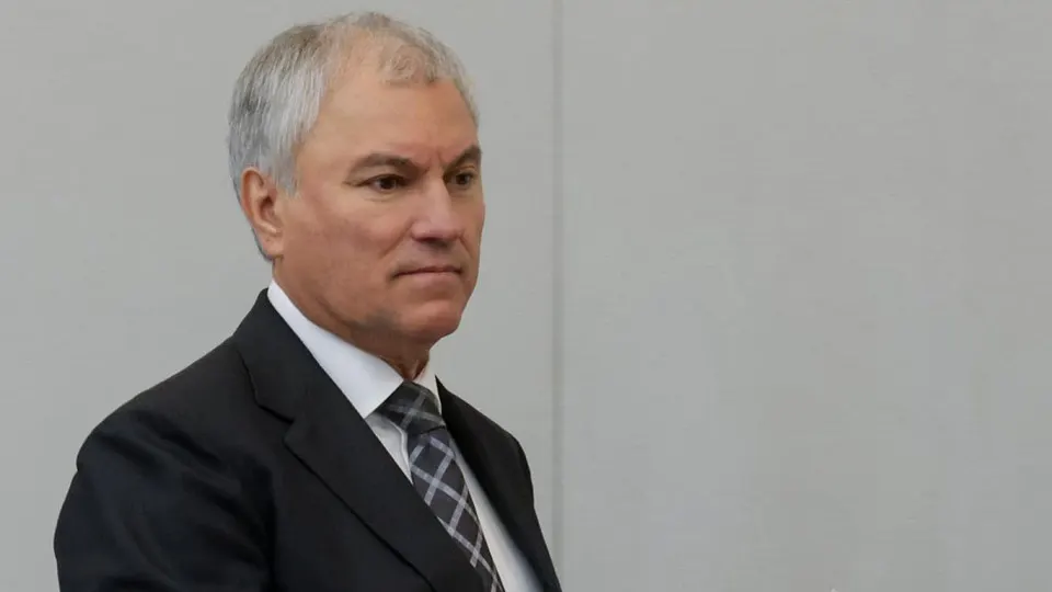 Спикер Госдумы призвал приоритетно развивать городской электротранспорт — трамвай, другие депутаты призывают автолюбителей «постоять» в очередях; аналитики связывают дефицит топлива с ударами по нефтяной инфраструктуре и отмечают сокращение производства бензина.