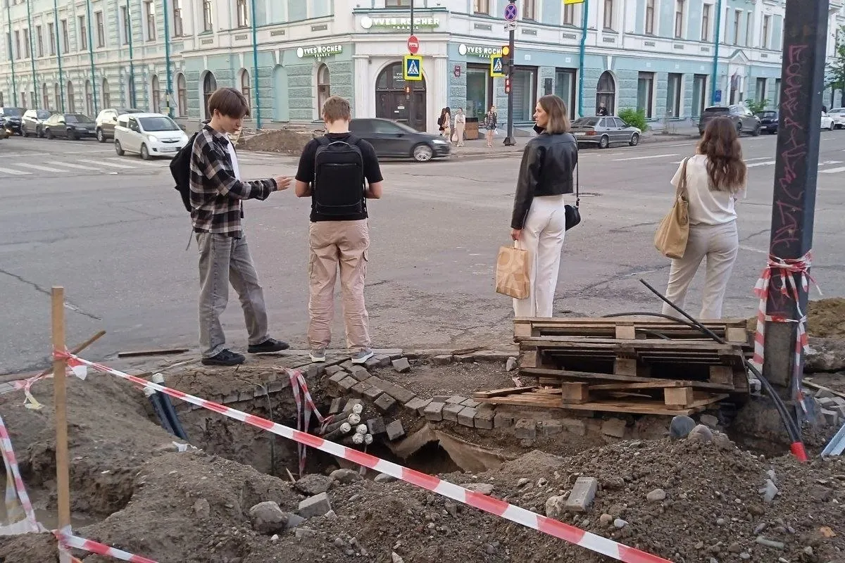 Проверка в центральных поперечных улицах Красноярска выявила срыв графиков ремонта, отсутствие ограждений и предупреждающих знаков; подрядчикам направлены представления.