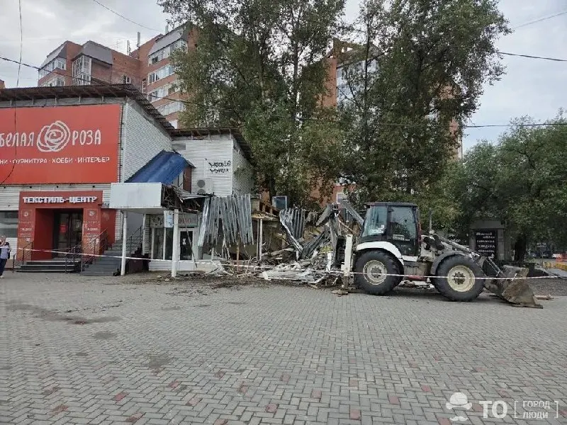 Павильон на Красноармейской, 141, где почти 30 лет продавали пончики, демонтировали после решения суда о самовольной постройке. Сейчас вывозят мусор, территорию планируют благоустроить.