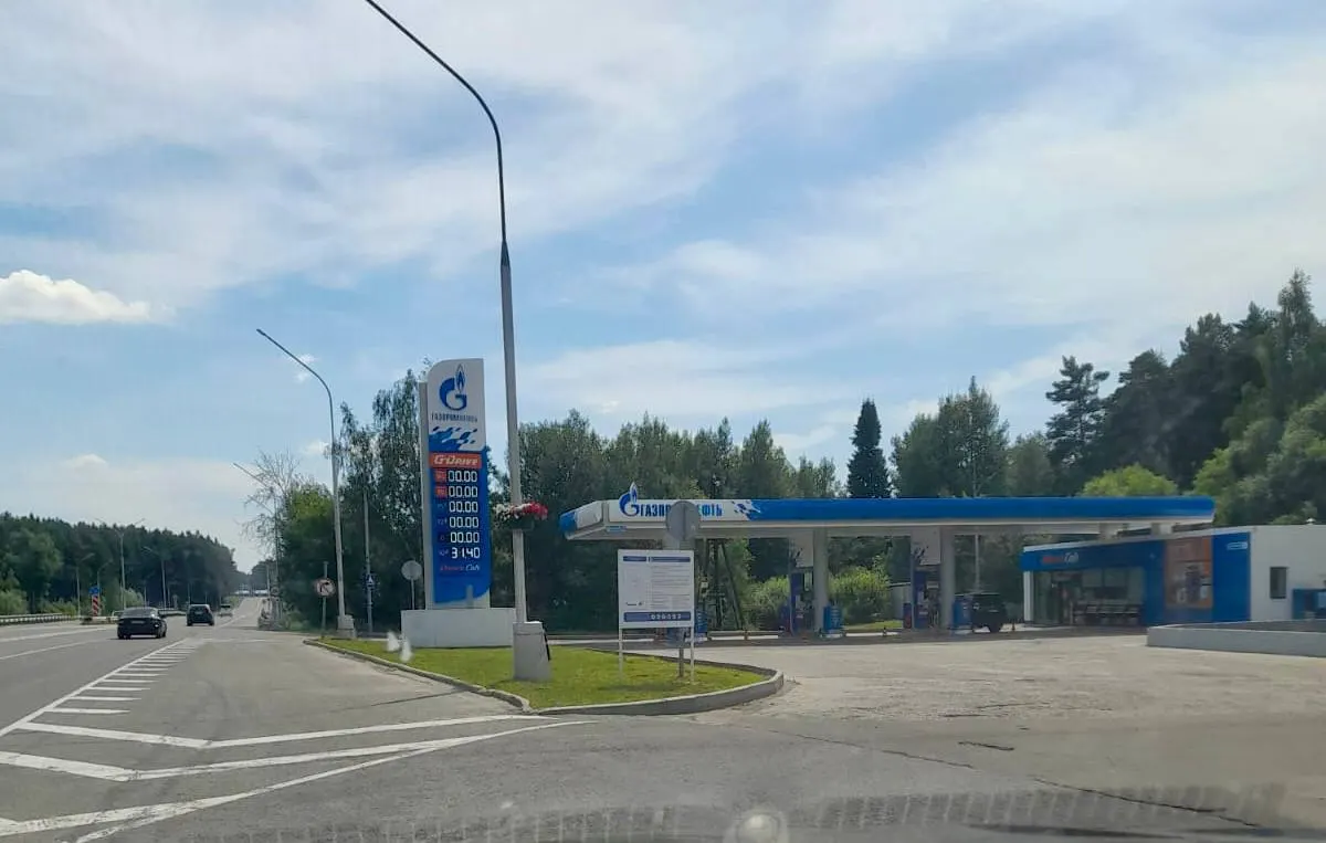 Жители Томска просили опубликовать список из 32 заправок с бензином и дизелем. Власти ответили, что из‑за графиков поставок, рыночных факторов и техобслуживания список быстро устаревает и порекомендовали пользоваться навигационными сервисами и отзывами пользователей.