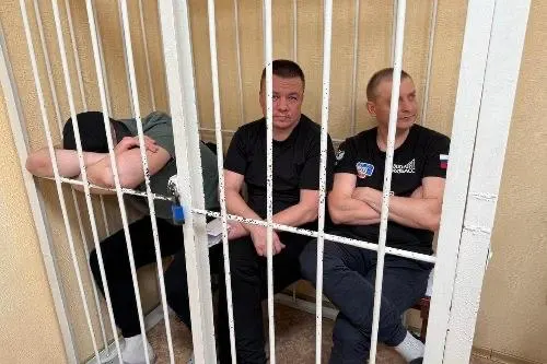 Восьмой кассационный суд оставил в силе приговор экс‑сотрудникам полиции: сроки 8–10 лет, крупные штрафы и лишение званий. Дело одного фигуранта возвращено на пересмотр по вопросу зачёта срока.