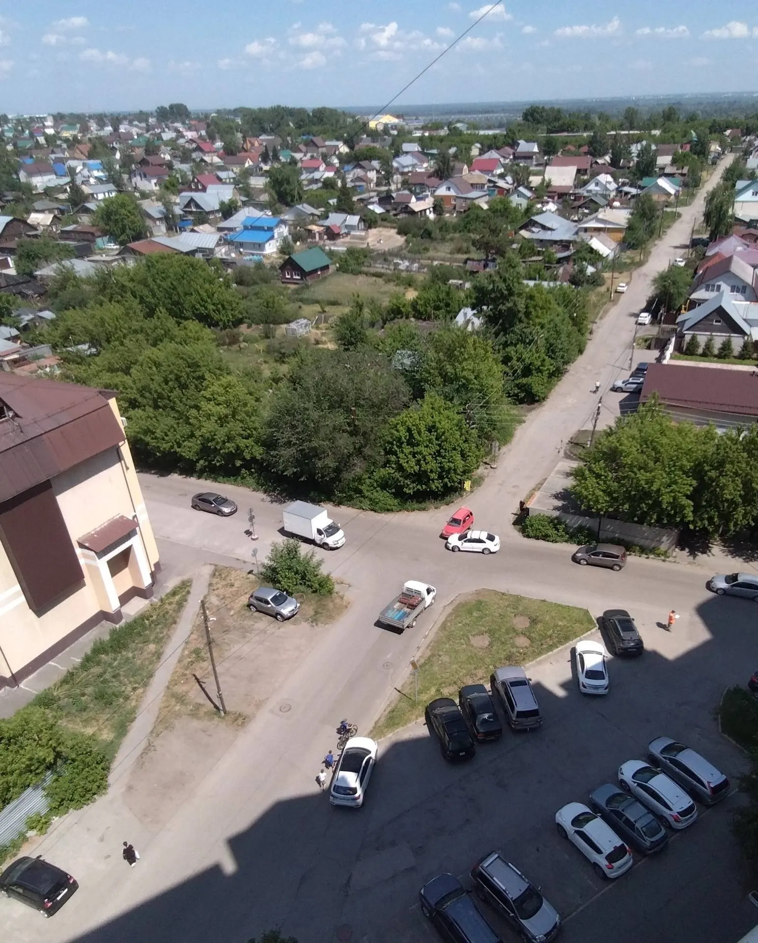 Местные отмечают частые ДТП на перекрёстке улицы Димитрова и переулка Трудового: плохая видимость знаков и самовольно установленные гаражи мешают обзору. Активисты обратились в ГИБДД и администрацию.
