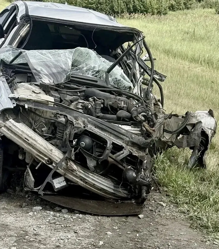 На 890-м километре в Калачинском районе при попытке обгона BMW столкнулся с фурой; водитель иномарки погиб, шофёр грузовика не пострадал.