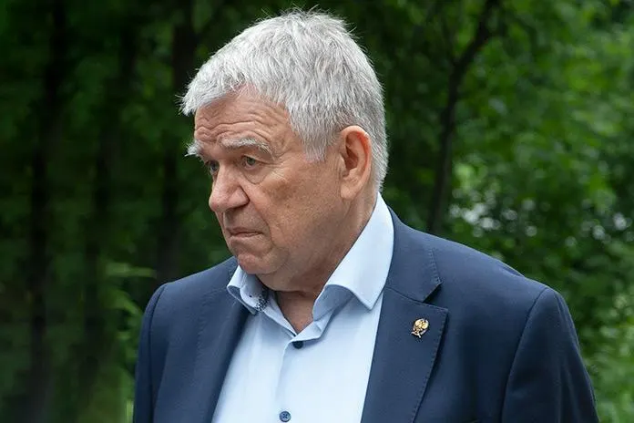 Советский районный суд Новосибирска отклонил апелляцию Валентина Пармона: его дисквалификация на шесть месяцев подтверждена после признания в повторном неисполнении требований прокурора.