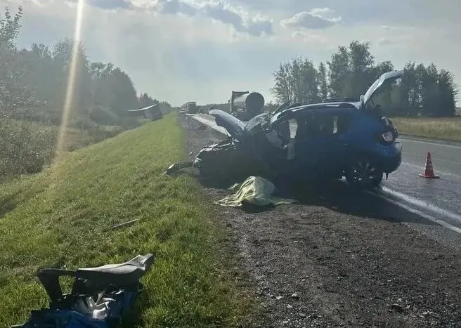 26 июля на 454-м километре трассы в Тюкалинском районе Renault выехала на встречную полосу и врезалась в грузовик Volvo. 42‑летняя водительница погибла, 6‑ и 4‑летняя дочери доставлены в больницу.