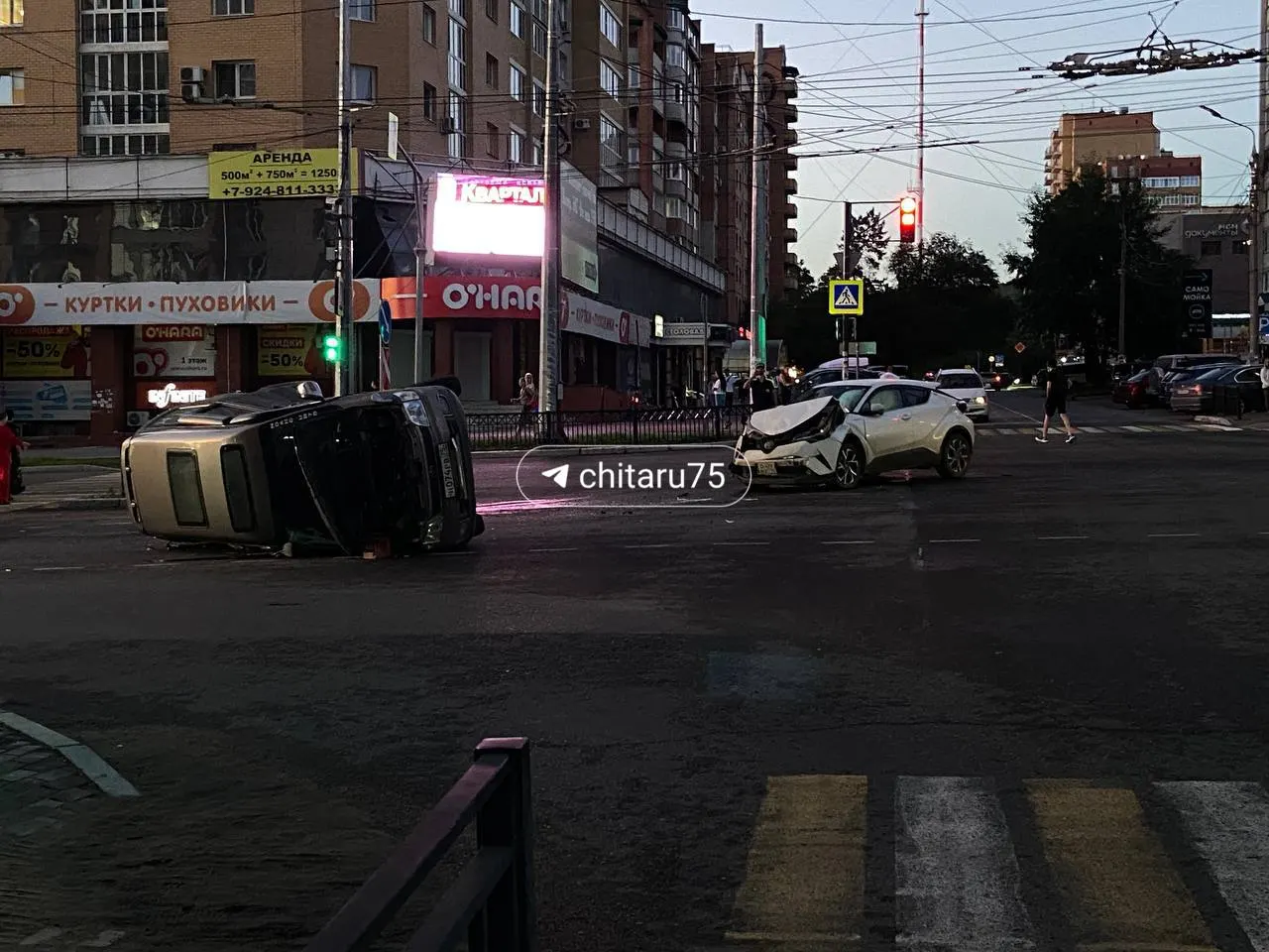 На перекрёстке Бутина — Новобульварная в Чите столкнулись две иномарки: одна встала на бок, вторая получила серьёзные повреждения. На место приезжала скорая, ГАИ проводит проверку.