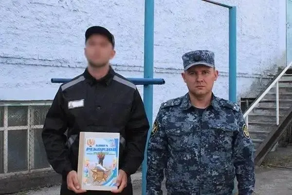 В исправительной колонии №2 заключённый выполнил 1000 подтягиваний за 1 час 59 минут, разделив упражнение на 100 подходов.