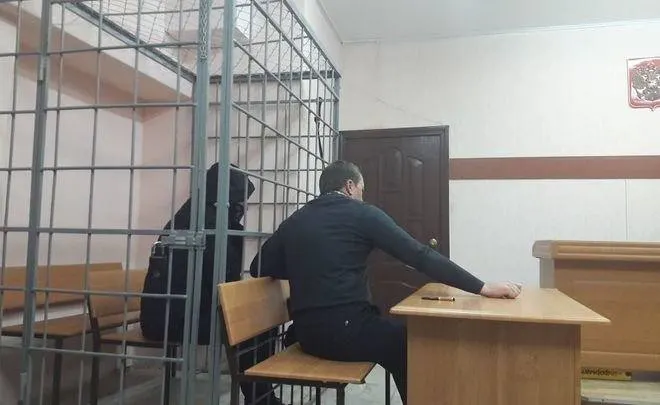 Мужчина подделал документы, переоформил квартиру умершего на мать, затем на себя через МФЦ и продал её за 1,2 млн ₽. Суд назначил пять лет колонии и обязал возместить ущерб.
