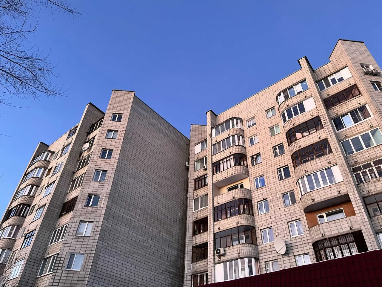 К концу июня 2026 года средняя скидка в Омске составила 5,5%, уступив лишь Самаре и Краснодару; по России дисконт снизился до 4,9% на фоне оживления спроса и активности ипотечного рынка.