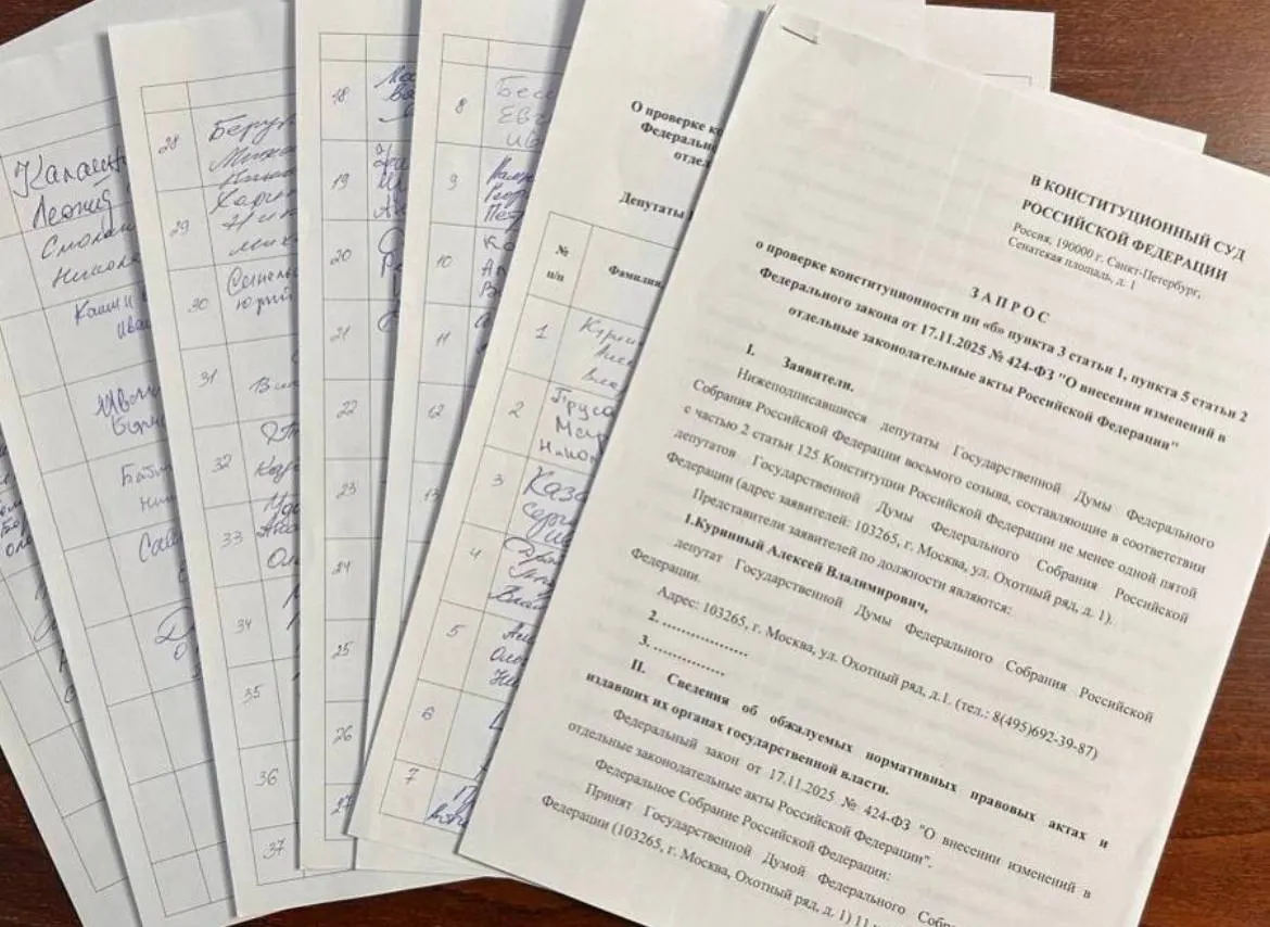 Депутат из Ульяновской области Алексей Куринный собрал 73 подписи для обращения в Конституционный суд по закону об обязательной отработке студентов-медиков. Для подачи запроса требуется 90 подписей; большинство фракций отказалось поддержать инициативу, поэтому проверка в КС может затянуться не менее чем на полтора года.