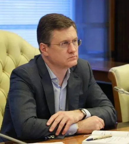 Заместитель председателя правительства Александр Новак провёл совещание по рынку топлива; регионам и компаниям поручено усилить ежедневный мониторинг и координацию поставок, чтобы не допустить локальных перебоев.