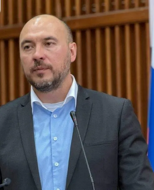 Власти района ввели режим отпуска бензина по расписанию: только по понедельникам и четвергам с 12:00 до 22:00. Заправка в канистры и другие ёмкости запрещена, соцслужбы будут заправляться по топливным картам круглосуточно.