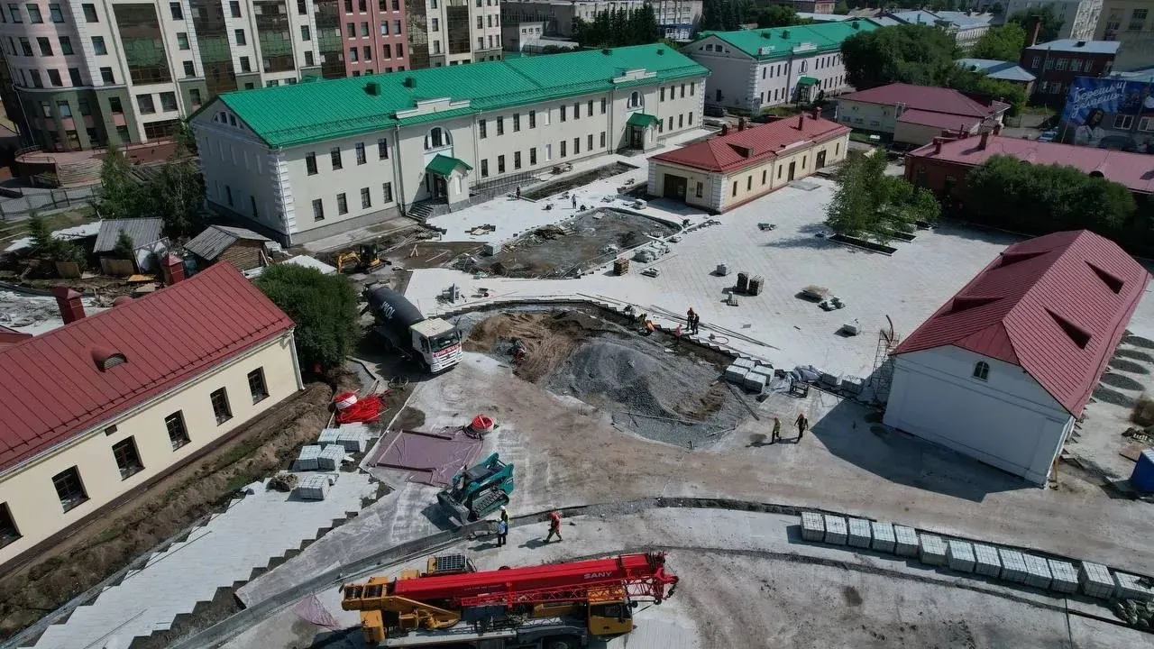 С высоты показали масштабные работы на набережной Тухачевского в Омске: здесь появится крупнейший за Уралом музыкальный фонтан, велодорожки, пешеходные аллеи и зоны для спорта и детей.