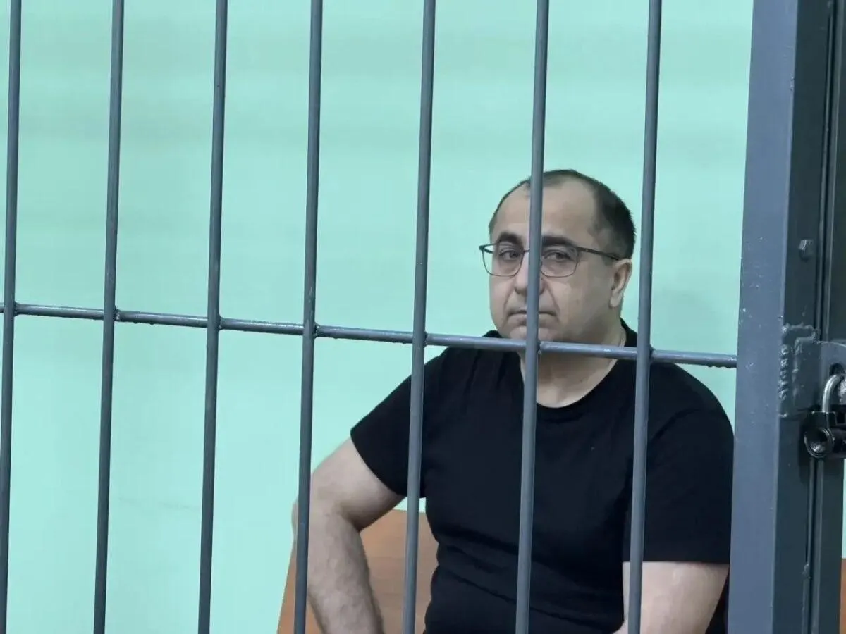 Новосибирский областной суд подтвердил приговор Ровшану Курбанову: 2,5 года колонии, штраф 1,4 млн рублей и лишение звания.