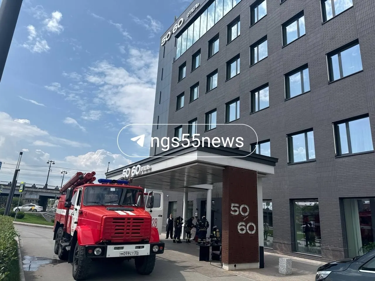 В одном из отелей Омска сработала пожарная сигнализация. На место прибыли спасатели, очевидцы сняли видео — обстоятельства инцидента уточняются.