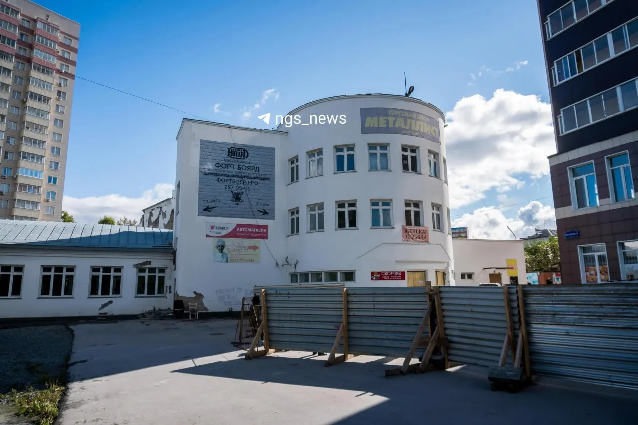 Защитники исторического здания 1932 года подали иск: считают недопустимым отделение и снос зрительного зала, пока владелец и власти ссылаются на обследования и сроки демонтажа.
