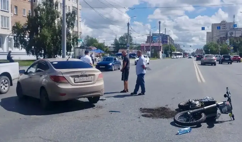 На улице 10 лет Октября водитель Hyundai Solaris столкнулся с питбайком; 17‑летнего мотоциклиста доставили в больницу с травмами.