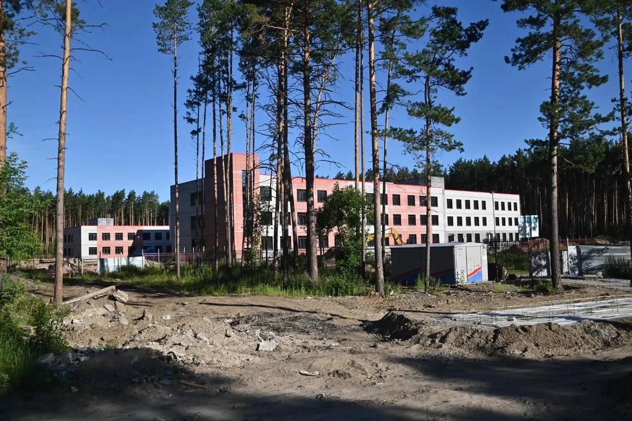 В Кудряшовском планируют ввести в эксплуатацию новую школу на 550 учащихся к лету 2027 года: первый подрядчик был отстранён, работы продолжаются с новым исполнителем, параллельно готовят подъезды и благоустройство.