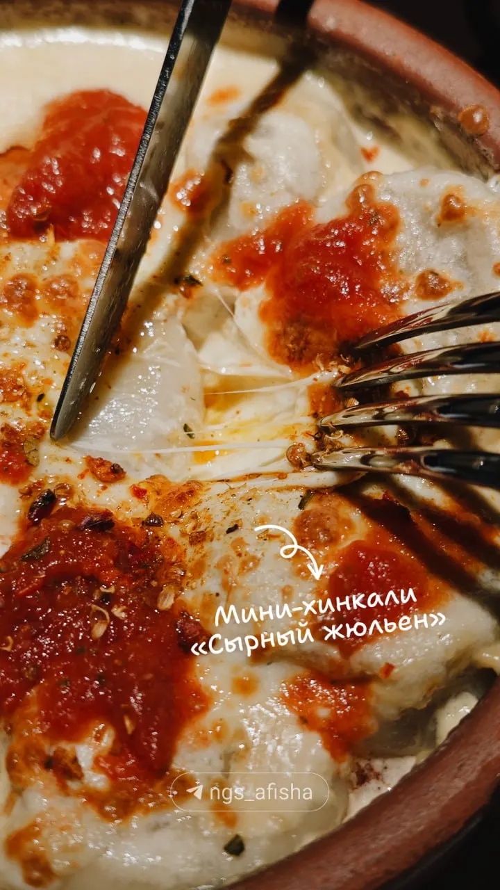 На месте бывшей чайханы на площади Маркса открылся ещё один ресторан кавказской кухни. Рассказываем об интерьере, главных позициях меню и стоит ли идти туда за хинкали и хачапури.