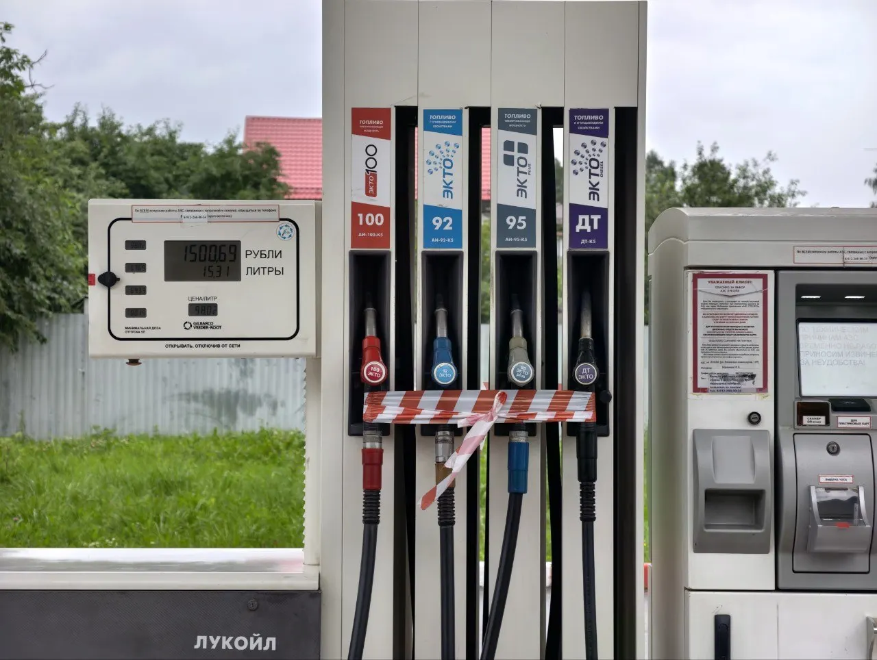 После заправки на городских АЗС у некоторых автомобилей загорается «чек», диагностика показывает сильное загрязнение форсунок — механики связывают это с повышенным содержанием серы в топливе и переходом на более низкий стандарт горючего.