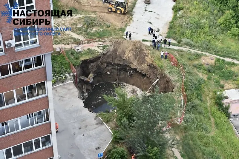 Провал глубиной около 16 метров на улице Горской будут укреплять специальными панелями; засыпать яму начнут после ремонта повреждённого коллектора, полное восстановление участка планируется в августе.