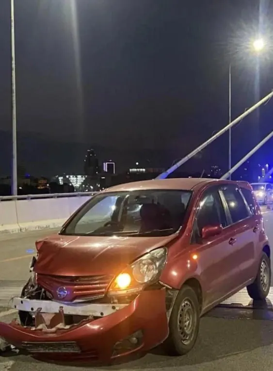 Водитель Nissan Note со стороны Ипподромской столкнулся с электровелосипедом; 22‑летний мужчина получил травмы, не совместимые с жизнью. Причины ДТП устанавливаются.
