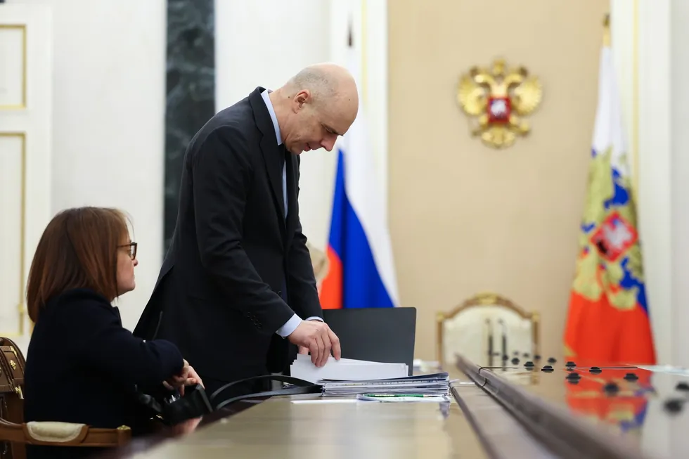 Депутаты быстро разрешили Минфину увеличивать бюджетные расходы и занимать сверх установленных лимитов без повторного одобрения парламента. Это снижает предсказуемость фискальной политики, усиливает инфляционное и долговое давление, истощает резервы и повышает стоимость денег для бизнеса и граждан.