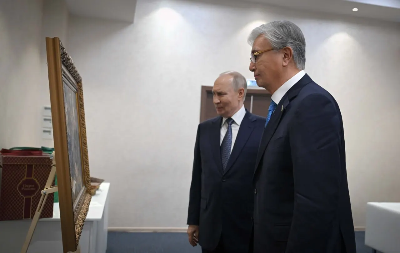 В Омске на форуме межрегионального сотрудничества президент Казахстана вручил президенту России полотно с изображением Фёдора Достоевского и казахского учёного Чокана Валиханова; имя автора в пресс‑релизе не указано.