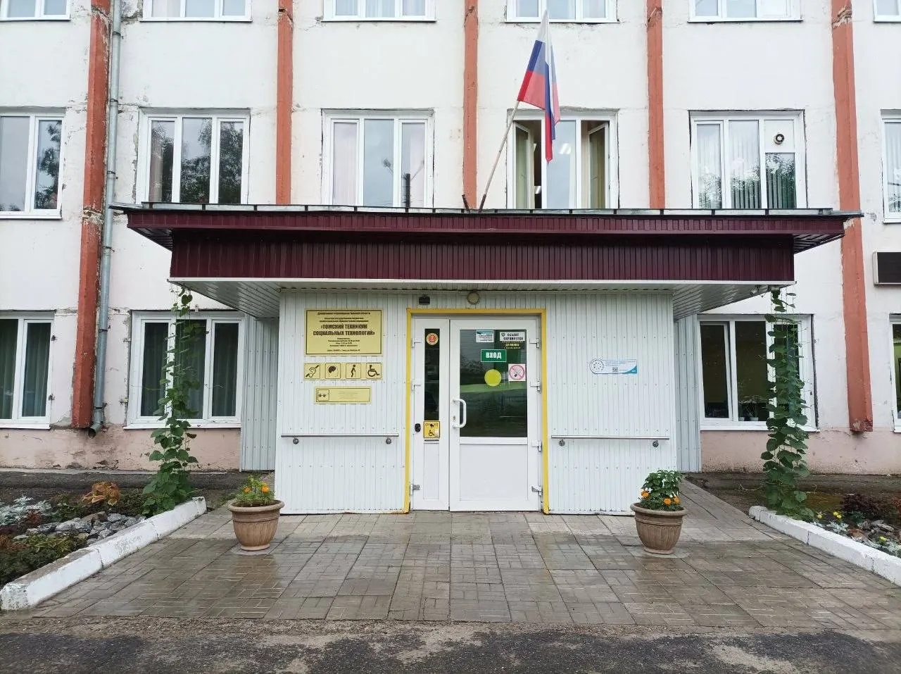 Житель проверил убежище в здании техникума на улице Войкова: калитка закрыта, снаружи нет таблички. По официальной карте в Томске числятся 11 укрытий; власти напоминают о них на случай угрозы беспилотников.