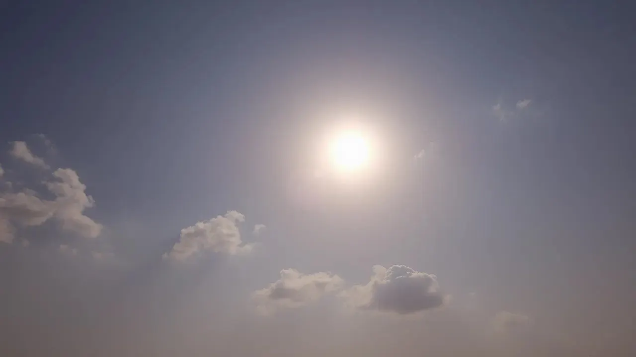 В июне 2026 года средняя температура в Барнауле достигла +22,2 °C — почти на 4° выше климатической нормы. На 11 метеостанциях Алтайского края также обновлены месячные максимумы, а в Кулунде температура поднялась до +38,8 °C.