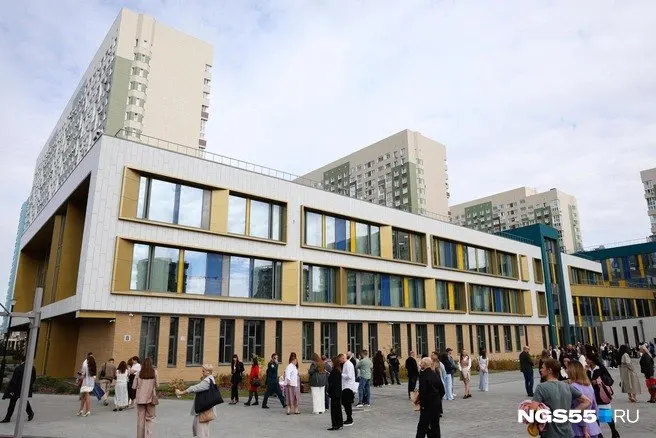 Жители микрорайона Кузьминки сообщают, что дети, прописанные рядом с лицеем, не были зачислены в 1-й класс; в министерстве образования заявляют, что приём завершён и большинство мест занято.