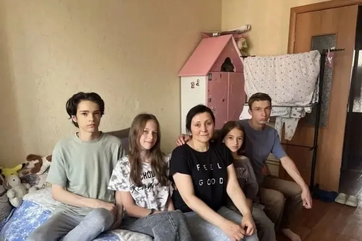 Семья Романовых, стоящая в очереди на собственное жильё, оказалась на грани выселения из муниципальной квартиры из‑за несвоевременно предоставленного документа; вмешательство городских властей и прокуратуры остановило процедуру.